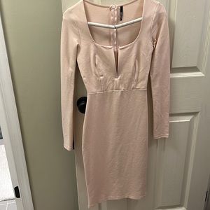 Lulu’s light pink dress
